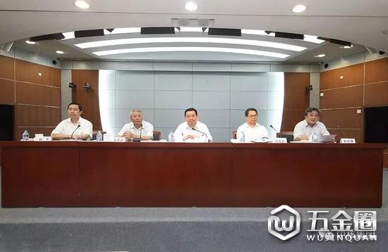 從左至右：顧軍、王壽君、國(guó)資委黨委書(shū)記郝鵬、中組部副部長(zhǎng)高選民、余劍鋒