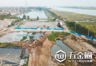 江蘇泰興市漠視整改要求，數(shù)萬噸化工廢料和污泥堆放在長江邊。 　　新華社記者 季春鵬攝