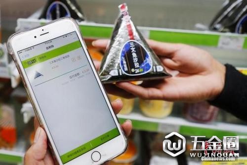 近年，移動(dòng)支付在中國逐漸流行。圖為顧客掃描商品條形碼手機(jī)自助結(jié)賬。 殷立勤 攝