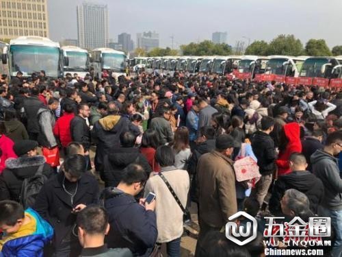 資料圖：69輛“春季看房團(tuán)”大巴載著南京及周邊城市3300多人分線路開赴64家樓盤。 朱曉穎 攝
