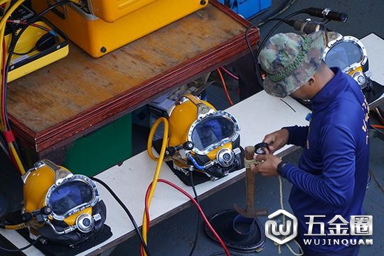 參與搜救的潛水員做準(zhǔn)備工作。視覺中國 圖