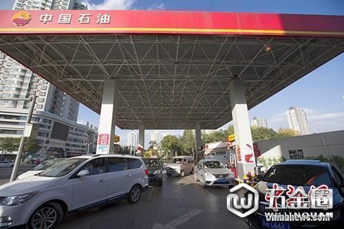 資料圖：車輛正在加油站加油。中新社記者 張云 攝