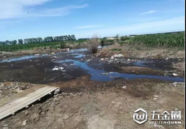 巴彥縣興隆鎮(zhèn)寶成養(yǎng)殖公司臭氣熏天、糞污滲坑排放