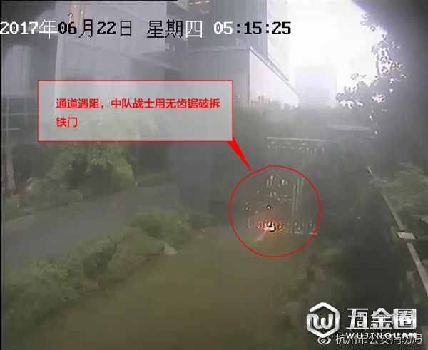 通道遇阻，消防戰(zhàn)士用無齒鋸破拆鐵門