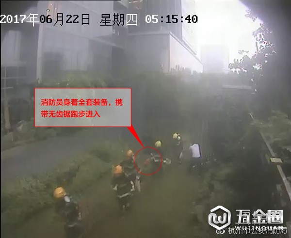 消防員身著全套裝備，攜帶無齒鋸跑步進入