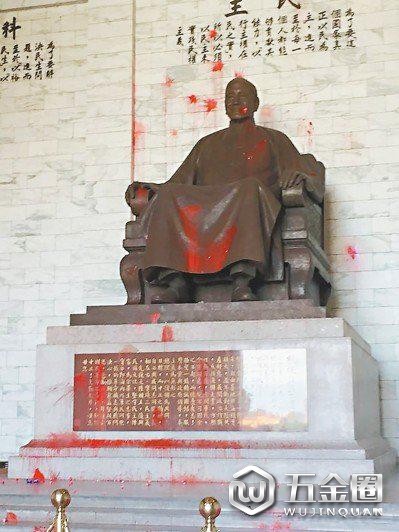 圖為中正紀(jì)念堂蔣介石銅像被潑漆。（來源：聯(lián)合新聞網(wǎng)）