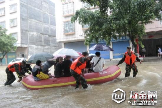 資料圖：6月8日，武警用沖鋒舟將考生全部安全送至考場。臺風(fēng)“艾云尼”6月7日晚登陸廣東陽江海陵島，造成汕尾、云浮、江門、肇慶、陽江等地持續(xù)出現(xiàn)大暴雨到特大暴雨。 中新社發(fā) 楊璐 攝