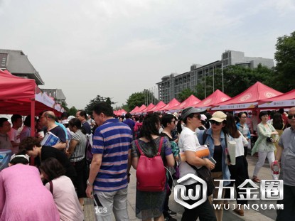 北京大學(xué)招生交流會(huì)現(xiàn)場(chǎng)，不少家長(zhǎng)在咨詢。澎湃新聞?dòng)浾?廖瑾 圖