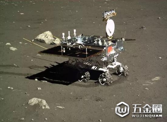 資料圖片：2013年12月，嫦娥三號探測器地形地貌相機拍攝的巡視器側面圖像。（新華社）