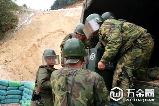 官兵將地雷和爆炸物從車上搬下來