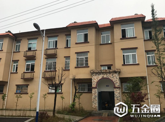 岳西縣天堂鎮(zhèn)的易地搬遷石橋源泉集中安置點樓房外景