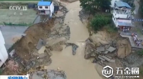 安徽潛山暴雨致山洪 九井河橋被沖垮105國(guó)道中斷