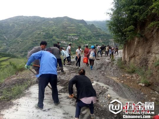 圖為文縣暴洪泥石流后道路搶險(xiǎn)。　鐘欣 攝
