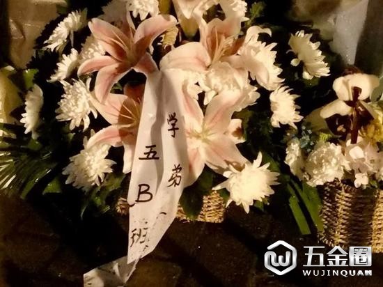 △7月4日晚間，上海市民自發(fā)在事發(fā)路段悼念遇難男童