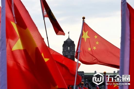 臺灣愛國人士持五星紅旗在蔡辦前參加活動（圖源：臺媒）