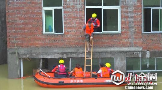 圖為被困者從屋內(nèi)沿著小窗戶翻出跳到小艇。　消防部門供圖 攝