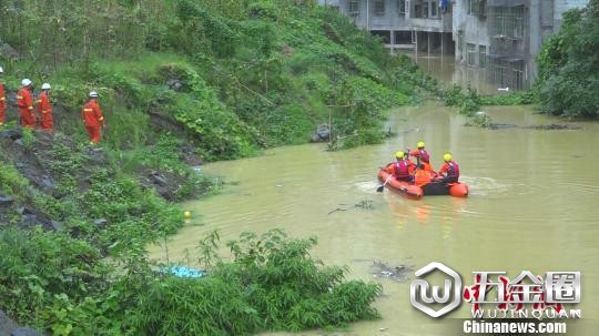 圖為消防官兵成功施救?！∠啦块T供圖 攝