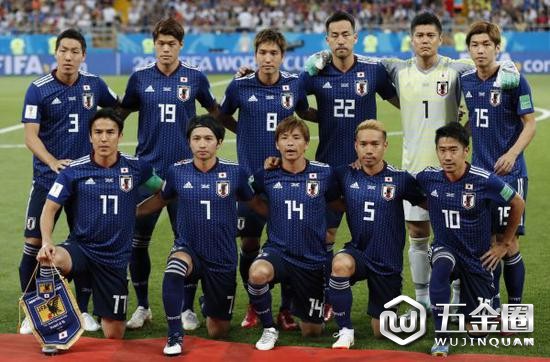 7月2日,日本隊(duì)首發(fā)陣容在八分之一決賽前合影(新華社)