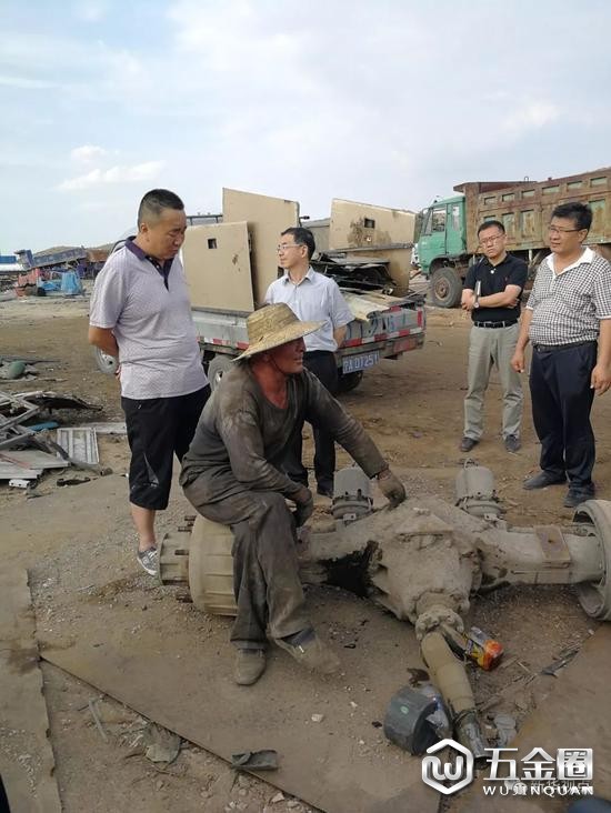 6月19日，督察人員在一家汽車拆解企業(yè)向工作人員了解情況。新華社記者高敬攝