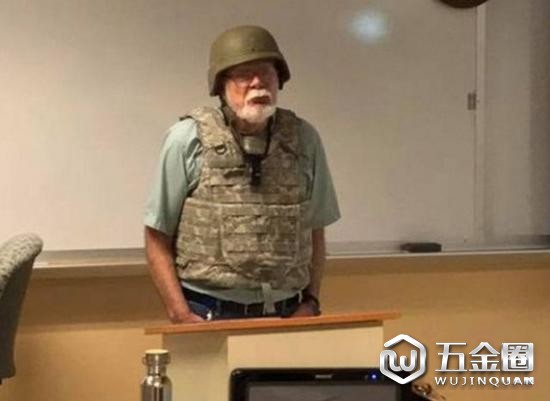 ▲圖為美國(guó)一教師穿防彈衣去上課，因怕被槍殺