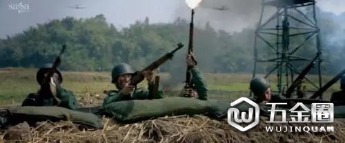 （從地面開槍打飛機，頗眼熟的場景）