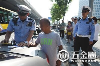 6月14日，市交通執(zhí)法總隊與朝陽交通支隊在百子灣地鐵周邊查扣4輛非法營運機動車。資料圖片/新京報記者 吳江 攝