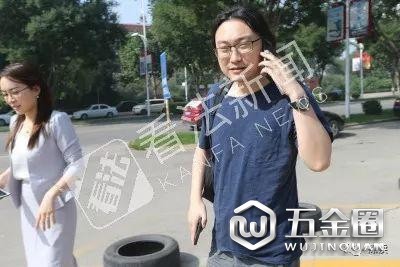 6月27日上午，受害者兒子趙勇前往法院  攝/記者 黑克