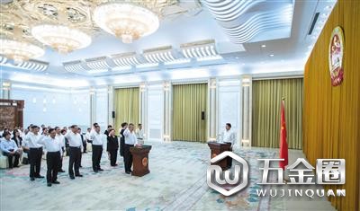 昨日，十三屆全國人大常委會第三次會議在北京人民大會堂閉幕。圖為十三屆全國人大常委會在人民大會堂舉行憲法宣誓儀式。新華社記者 李濤 攝