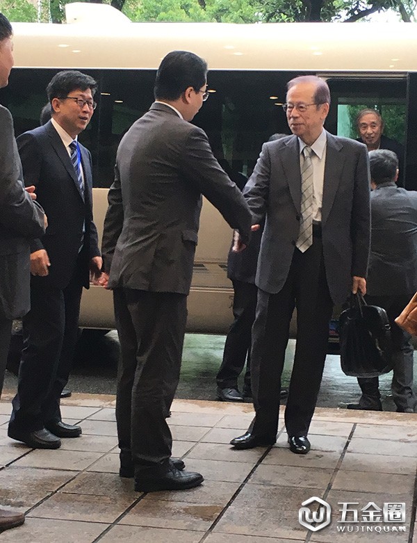 日本前首相福田康夫(右一)抵達(dá)飯店