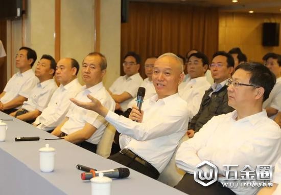 察看市規(guī)土委“多規(guī)合一”協(xié)同平臺(tái)，并作現(xiàn)場(chǎng)點(diǎn)評(píng)
