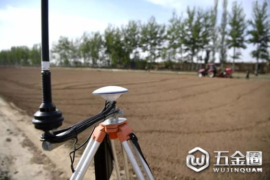 農民利用北斗導航播種蔬菜。 王鵬攝