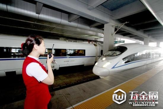 資料圖:天津站高鐵工作人員迎接入站的京津城際列車。中新社記者 張道正 攝