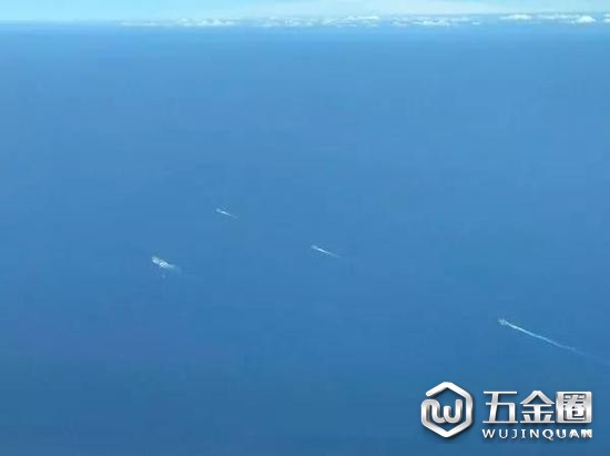 ▲臺灣民眾在客機(jī)上拍到的解放軍艦艇編隊（圖片源自臺媒）