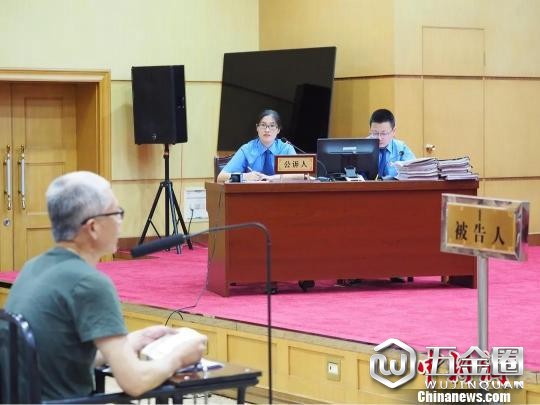 圖為庭審現(xiàn)場?！》ㄔ汗﹫D 攝