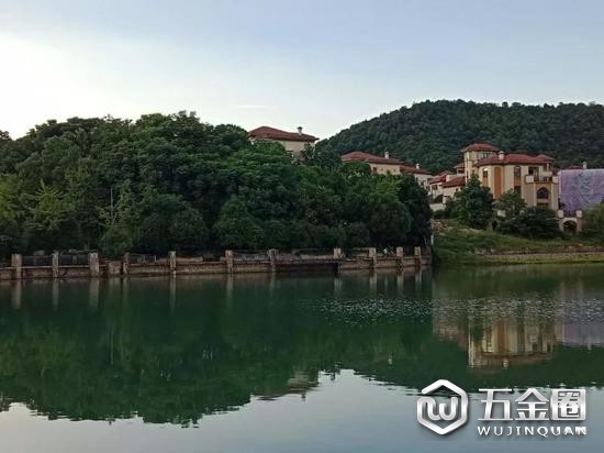 岳麓山下的麓山別墅項(xiàng)目，開(kāi)發(fā)商賺得盆滿(mǎn)缽滿(mǎn)