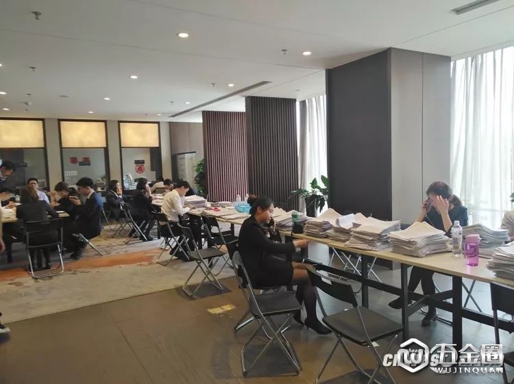 搖號結束后，項目銷售人員在現(xiàn)場辦公 西部網(wǎng) 圖
