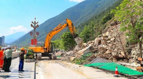 四川雅安石棉縣一排危除險(xiǎn)工地發(fā)生崩塌 致2死1傷
