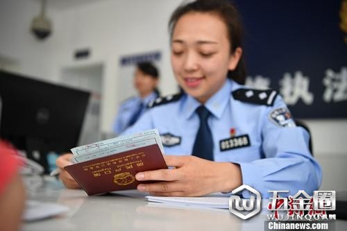 資料圖：工作人員受理戶籍業(yè)務。中新社記者 劉冉陽 攝