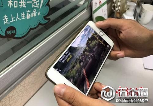 資料圖：用戶在用手機(jī)流量看視頻。中新網(wǎng) 程春雨 攝