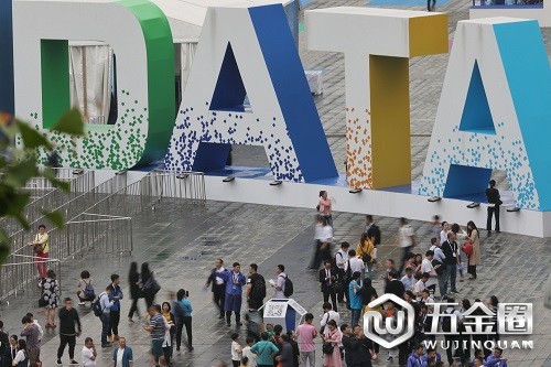 2018年5月26日，中國國際大數(shù)據(jù)產(chǎn)業(yè)博覽會在貴州省貴陽市開幕，這是5月26日在中國國際大數(shù)據(jù)產(chǎn)業(yè)博覽會會場外拍攝的大數(shù)據(jù)標識。 新華社記者 歐東衢 攝