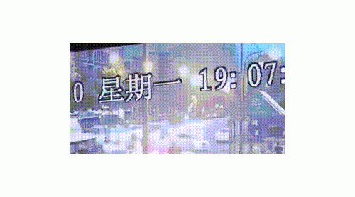 轎車在杭州鬧事橫沖直撞 肇事者兒子：她駕齡多年