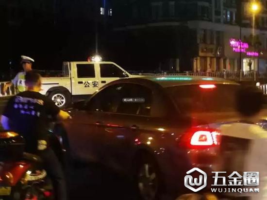 交警目前已經(jīng)在豐潭路文二路口設(shè)卡對交通進行疏導(dǎo)