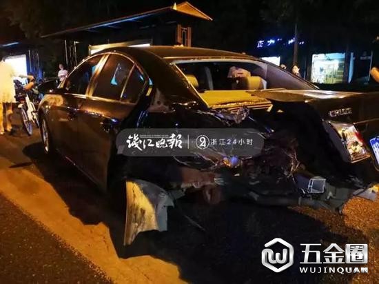 (被肇事車輛在馬路中間刮去半個車尾的黑色雪弗萊)