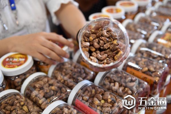 資料圖：在廣西南寧國際會展中心，來自越南的參展人員在展示腰果。新華社記者 陸波岸 攝