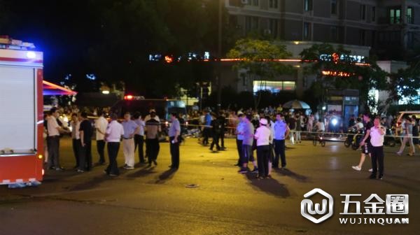 警方正在調(diào)查事故現(xiàn)場。澎湃新聞記者 楊亞東 圖