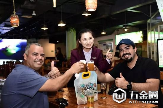 2018年5月17日拍攝的在青島啤酒博物館，外國游客舉起青島啤酒干杯。新華社記者郭緒雷攝