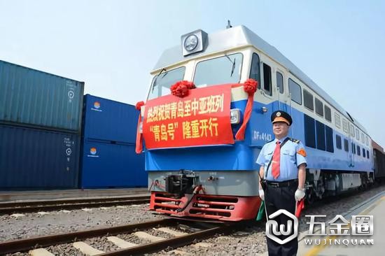 2015年7月1日拍攝，準備出發(fā)的“青島號”貨運班列。新華社記者張旭東攝