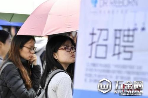 資料圖：廣州市2017屆高校畢業(yè)生春季首場(chǎng)大型供需見(jiàn)面會(huì)。中新社記者 陳驥旻 攝