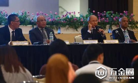發(fā)布會現(xiàn)場四名調查組人員(路透社圖)
