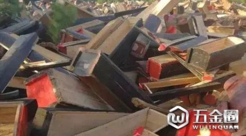 強(qiáng)行起棺火化還搶棺材 基層治理豈能“一刀切”？